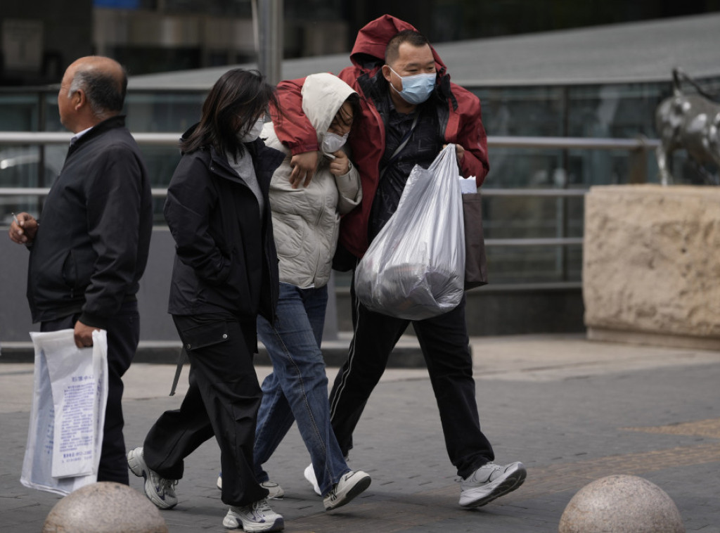 Kina pozvala stanovnike koji imaju ispod 50 kilograma da ne izlaze napolje zbog olujnog vetra