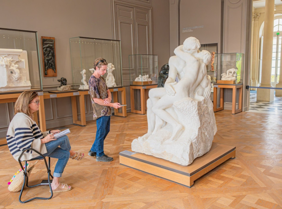 Veoma redak bronzani odlivak Rodenove skulpture "Poljubac" na aukciji