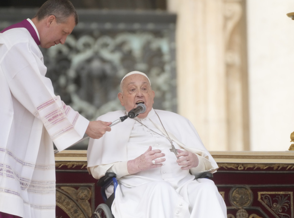 Papa Franja poželeo srećne Cveti pred više od 20.000 vernika na Trgu Svetog Petra