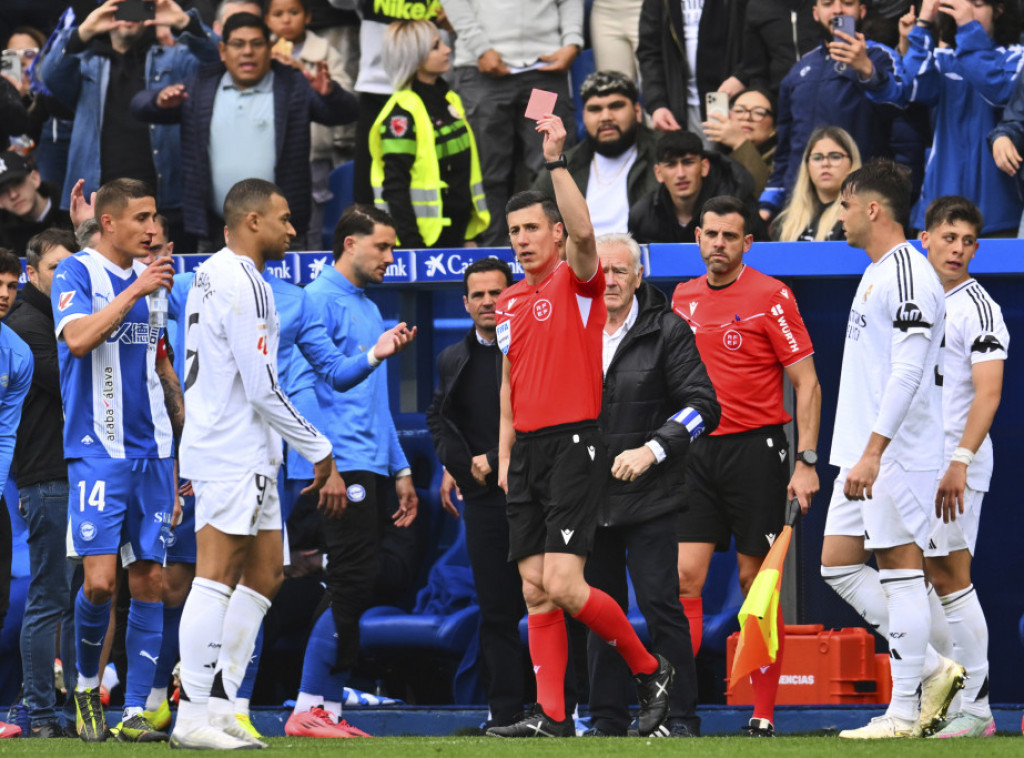 Fudbaleri Reala bolji od Alavesa u Vitoriji, Mbape dobio crveni karton