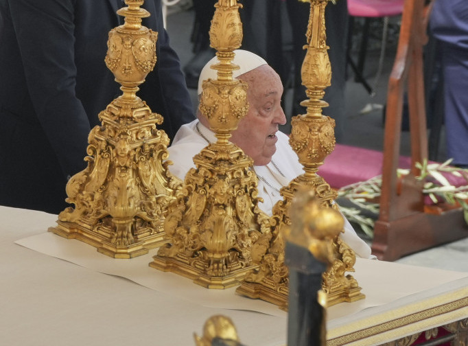 Pres služba Vatikana: Zdravstveno stanje pape Franje se poboljšava