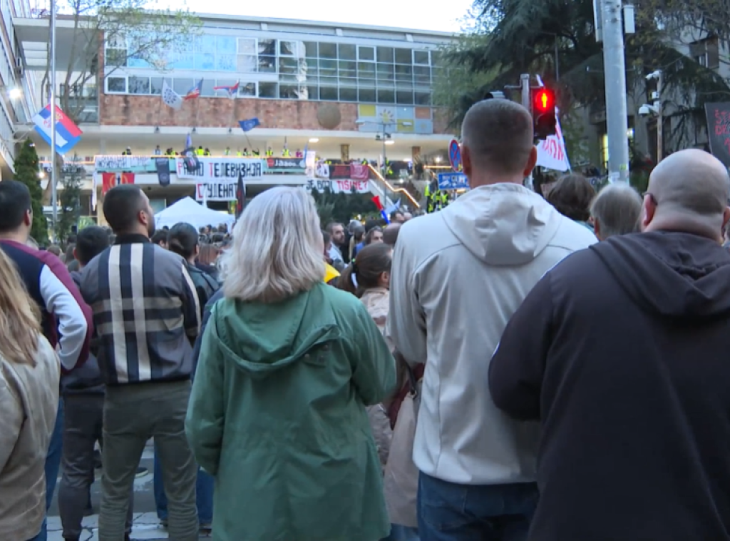 Studenti u blokadi 22. sat blokiraju RTS, kod RTV se ponovo okupila grupa građana