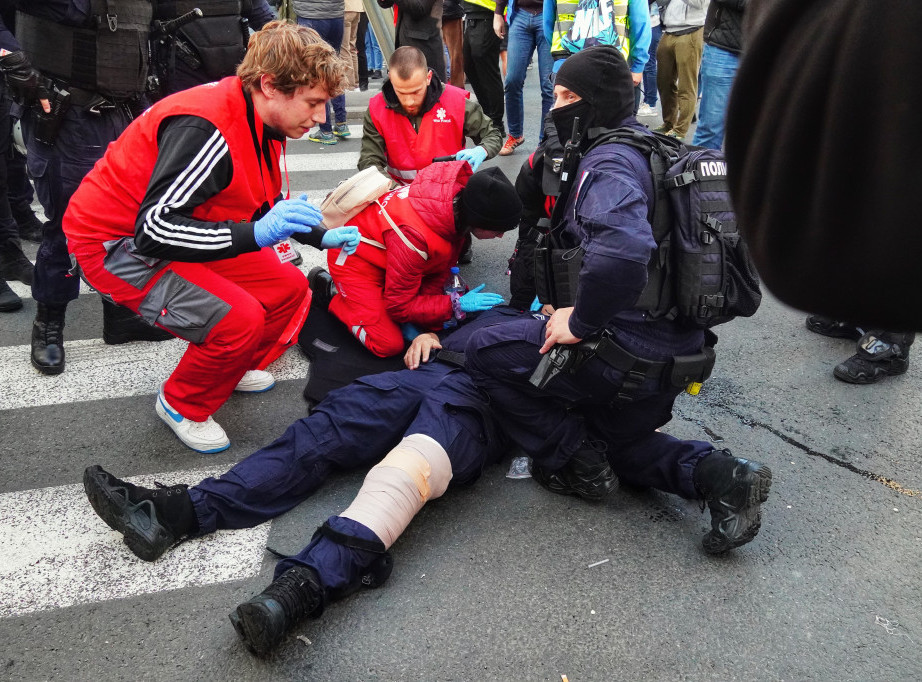 Interior Ministry: Police vehicles blocked outside RTS building, one police officer injured