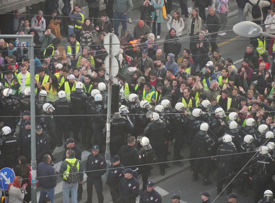 Studenti u blokadi i dalje blokiraju RTS, blokiran i glavni ulaz u RTV