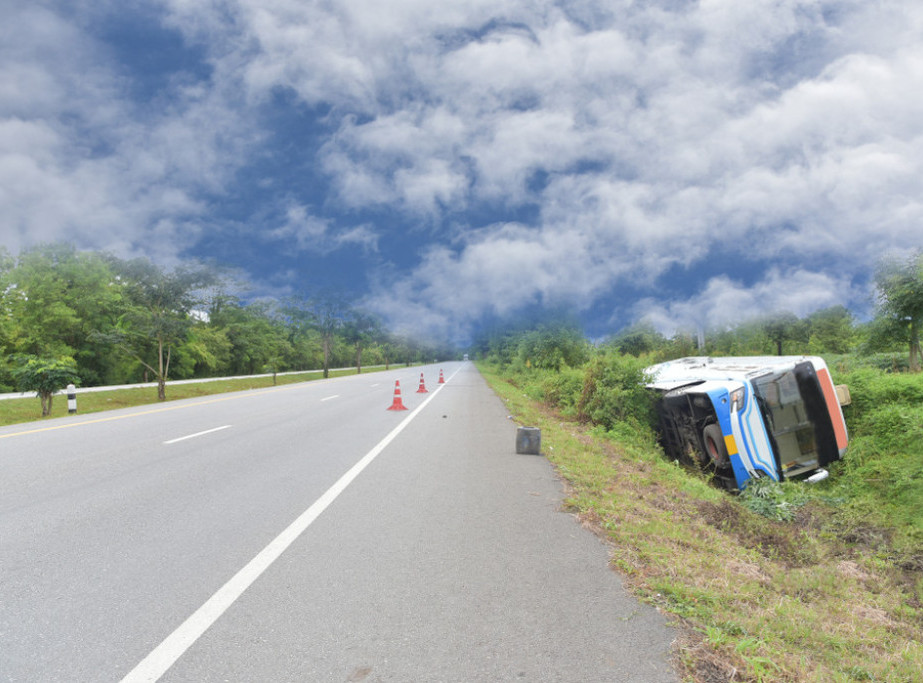 Prevrnuo se autobus sa decom u Rusiji, vozač poginuo, povređeno više dece