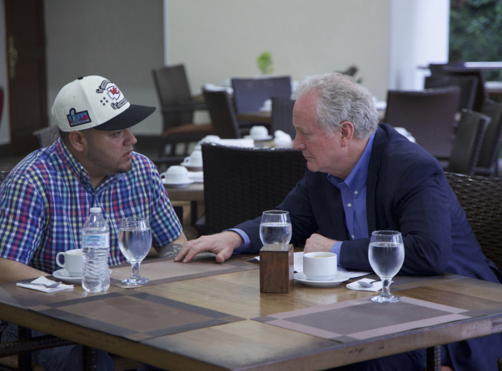 SAD: Senator se sastao sa Abregom Garsijom koji je greškom deportovan u Salvador