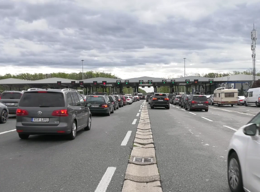 Polučasovno zadržavanje za putnička vozila na prelazu Batrovci na izlazu iz Srbije