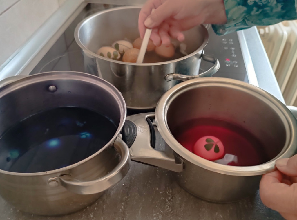 Farbanje jaja na Veliki petak, domaćice i dalje preferiraju crvenu boju