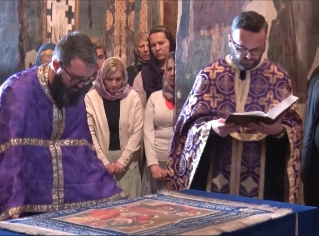 U manastiru Gračanica na Veliki petak služeno Večernje, izneta plaštanica