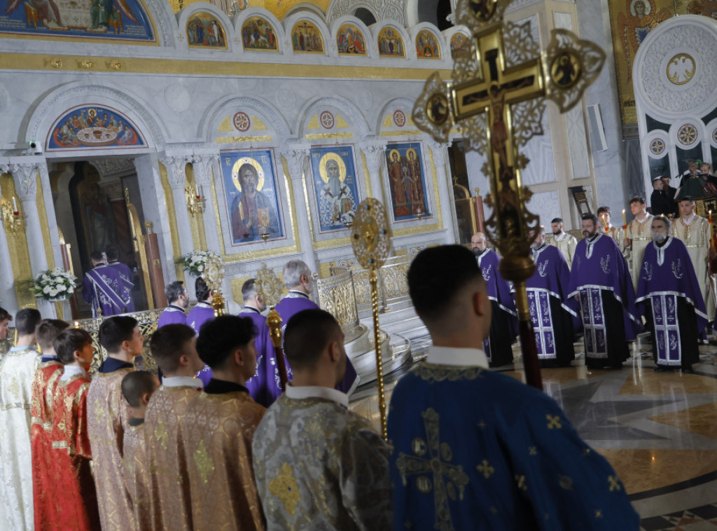 U Hramu Svetog Save izneta plaštanica, vernici je celivali