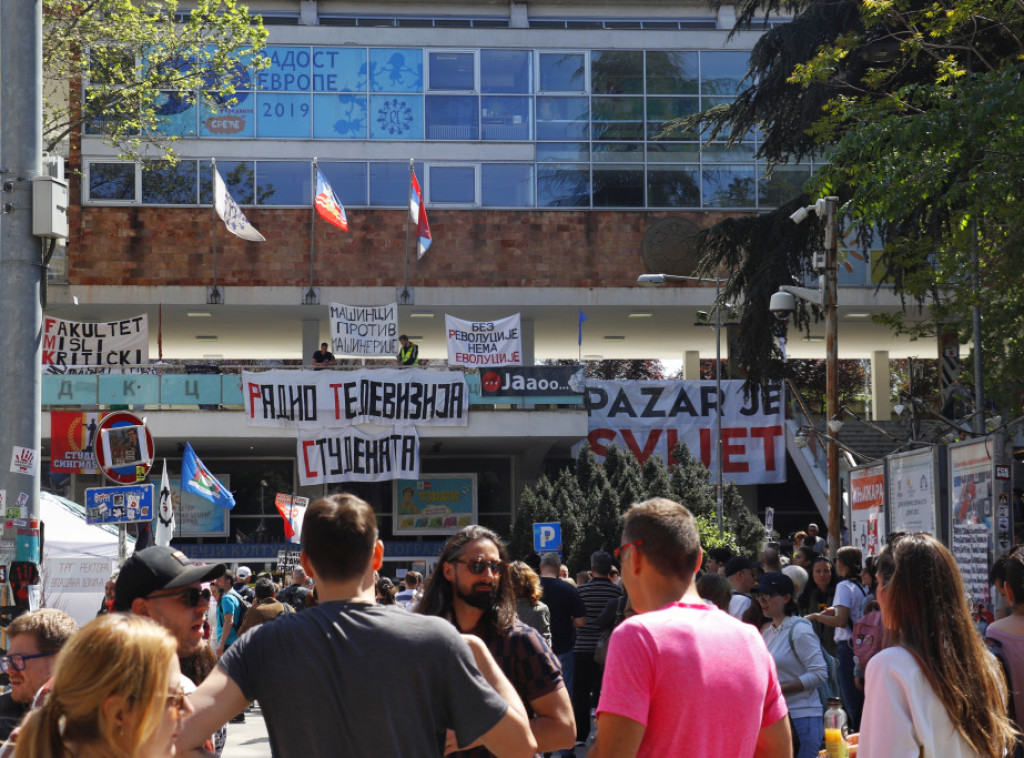 Manja grupa studenata u blokadi i građana nastavlja da blokira RTS