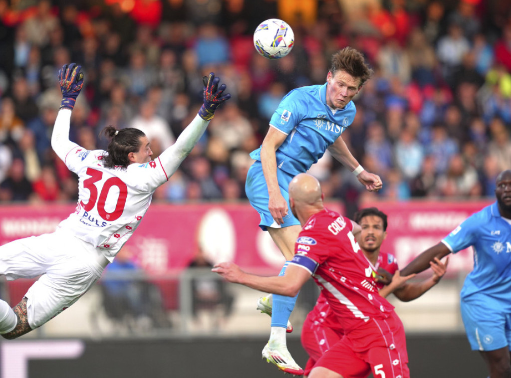 Fudbaleri Napolija pobedili Moncu i ostali u trci za titulu prvaka Italije