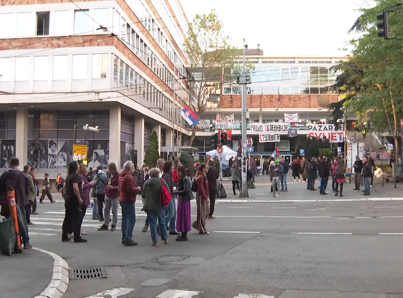 Manja grupa studenata u blokadi i građana i dalje blokira RTS