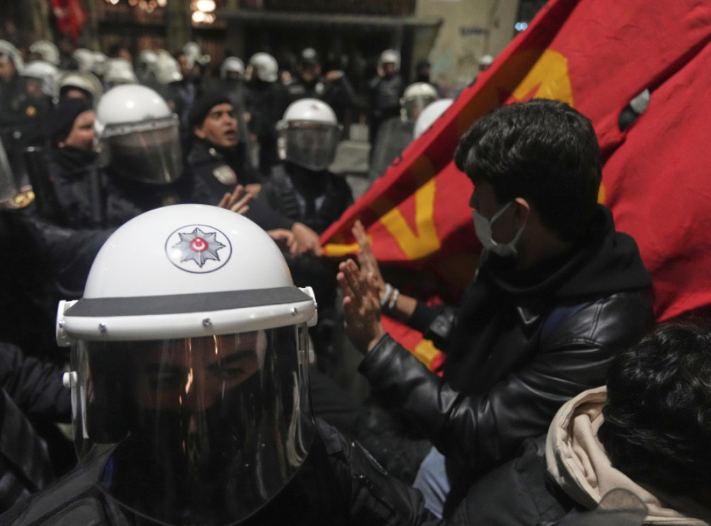 Protesti protiv turske vlade, oko 100 traktorista blokiralo puteve u gradu Jozgatu