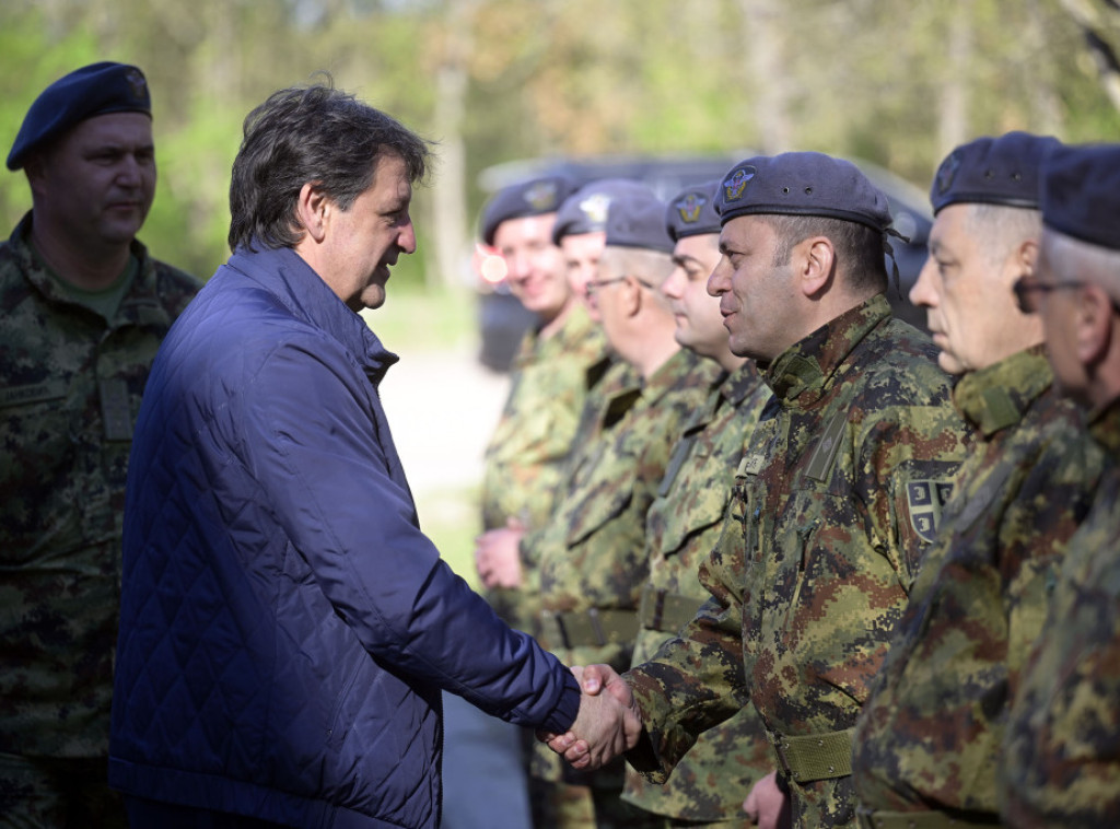 Ministar Gašić na Vaskrs sa pripadnicima Vojske Srbije