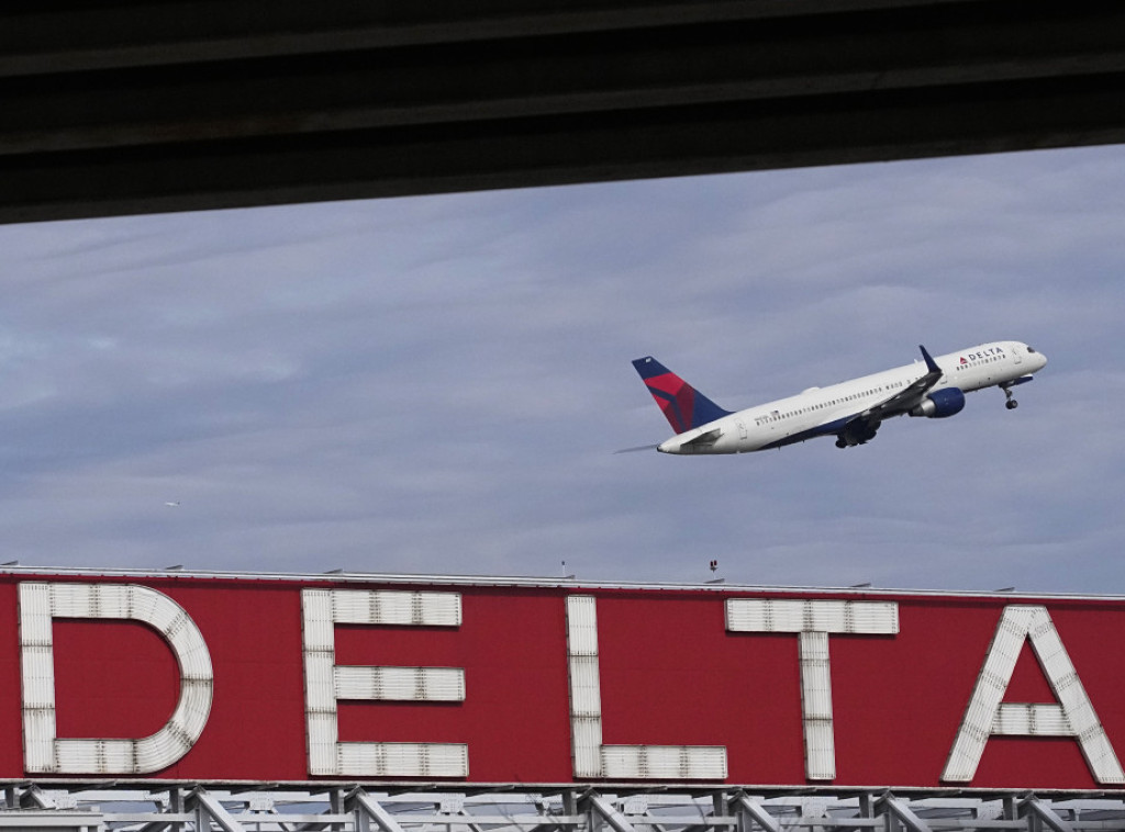 Zapalio se motor aviona kompanije Delta erlajnz na međunarodnom aerodromu na Floridi
