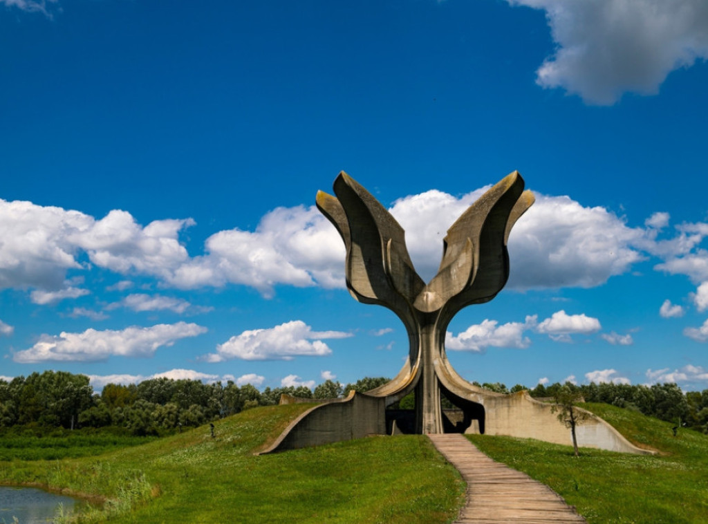 Značka - simbol stradanja Srba u logoru Jasenovac - Topola užasa i traka crvene boje