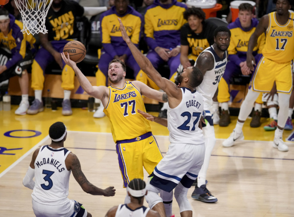 Košarkaši Lejkersa izjednačili na 1:1 protiv Minesote u plej-ofu NBA lige