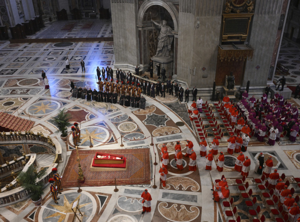 Povorka sa kovčegom u kojem je telo pape Franje preći će šest kilometara do mesta sahrane