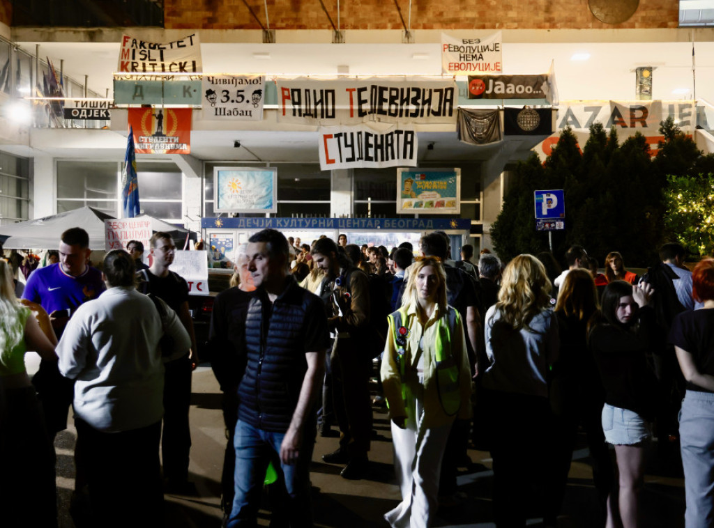 Grupa studenata u blokadi i građana desetu noć zaredom blokira RTS