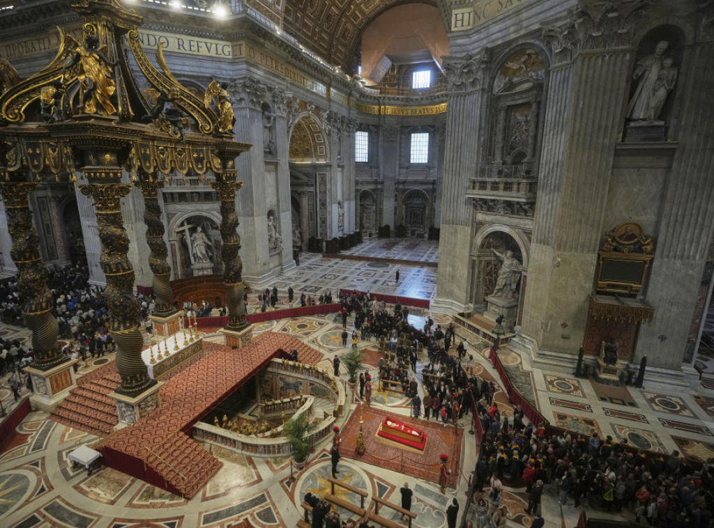 Vernici celu noć odavali poštu papi Franji u Bazilici svetog Petra