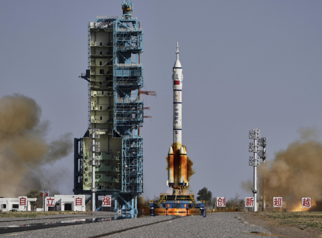 Kina lansirala svemirsku letelicu sa tročlanom posadom na svoju svemirsku stanicu