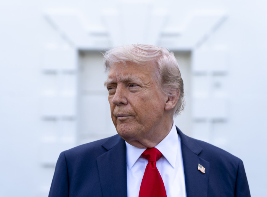 Zvanična Trampova prodavnica prodaje crvene kačkete "Tramp 2028"