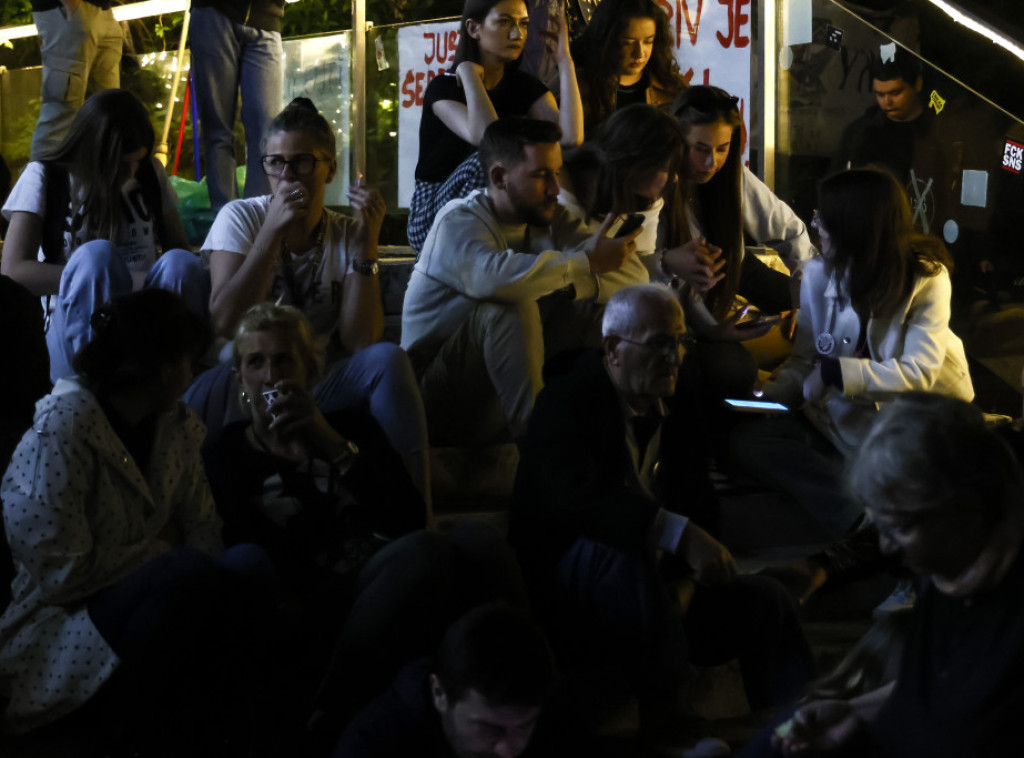 Grupa studenata u blokadi i građana 11. noć zaredom blokira RTS