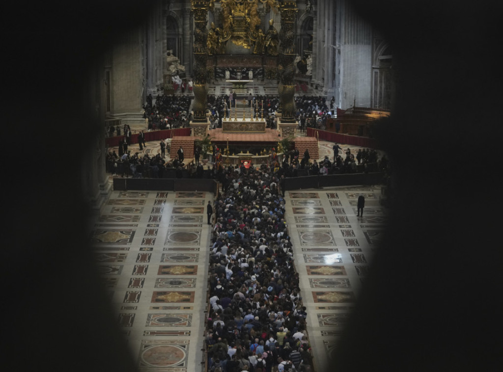 Papino telo privremeno balsamovano pre nego što je izloženo za vernike