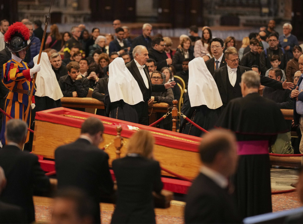 Vatikan zatražio posetioce da ne fotografišu kovčeg pape Franje, mnogi ignorišu apel