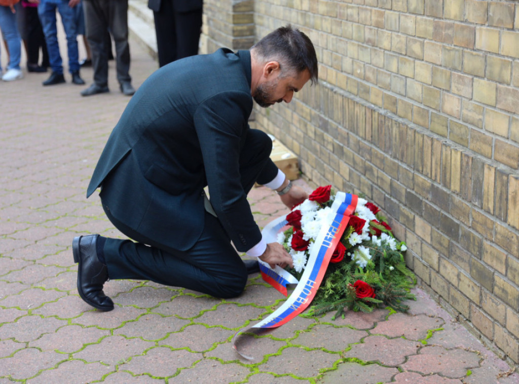 Obeležena 81 godina od deportacije novosadskih Jevreja u logore, Mićin položio venac