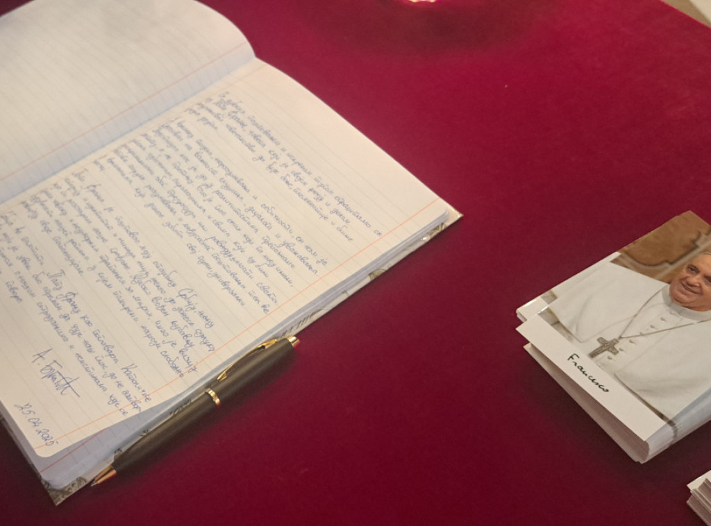 U katedrali u Beogradu otvorena knjiga žalosti povodom smrti pape Franje i održana misa