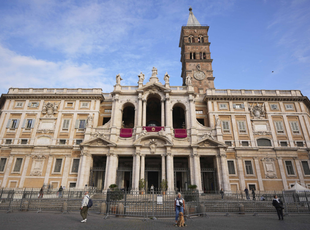 Kovčeg pape Franje zapečaćen pred sahranu sutra, počast odalo 250.000 vernika