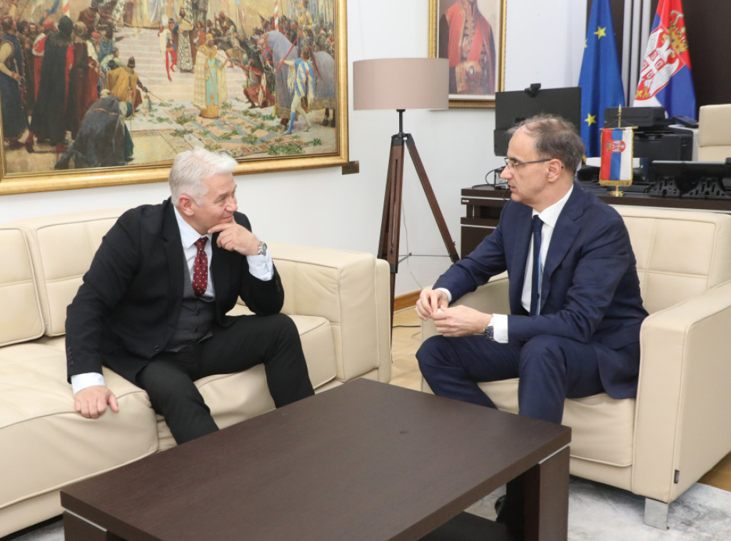 Premijer Macut održao sastanak sa rektorom Univerziteta u Novom Sadu Dejanom Madićem