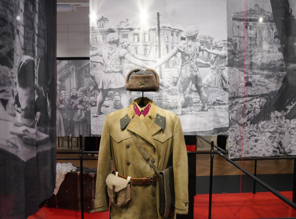 Ministar Selaković otvorio izložbu "Kod pobede: Staljingrad" u Ruskom domu