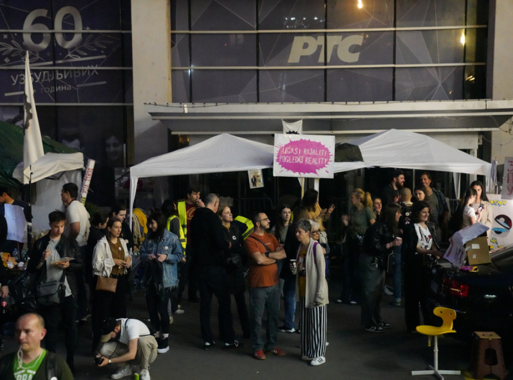 Grupa studenata u blokadi i građana dvanaestu noć zaredom blokira RTS