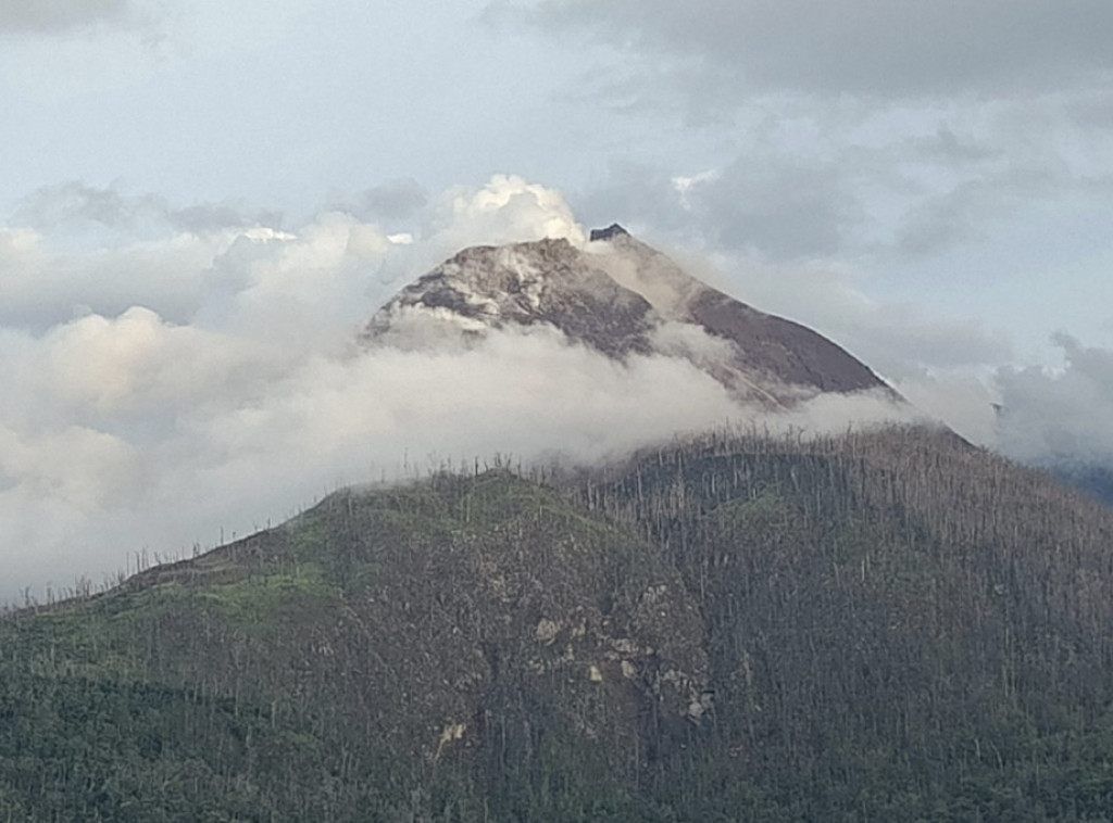 Eruptirala vulkanska planina Levotobi u Indoneziji