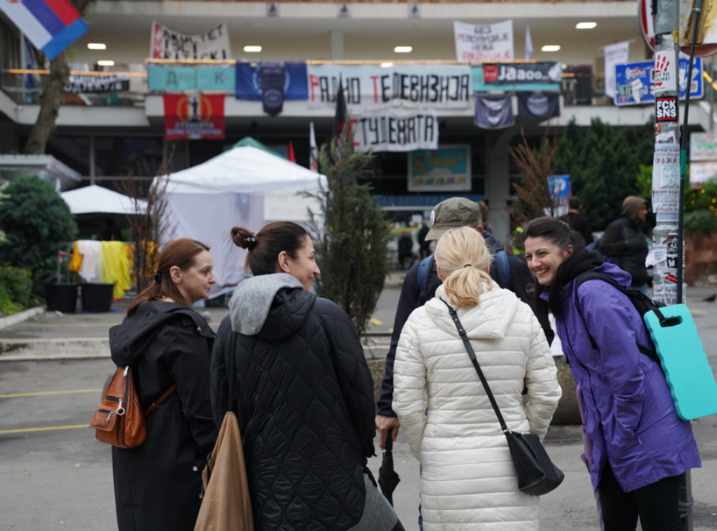 Grupa studenata u blokadi i građana i dalje blokira RTS