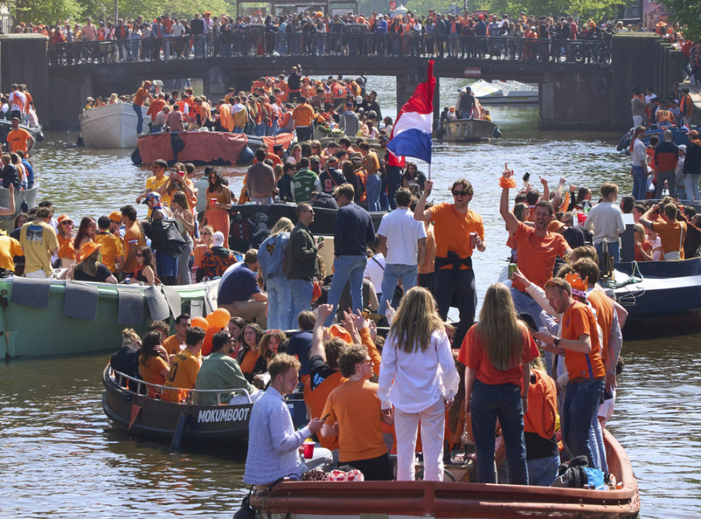 Kraljevska porodica Holandije obeležava Kraljev dan, početak odložen zbog sahrane pape