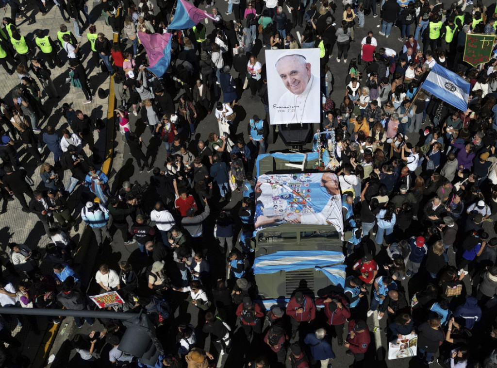 Hiljade Argentinaca se oprostilo od pape na misi na trgu u centru Buenos Airesa