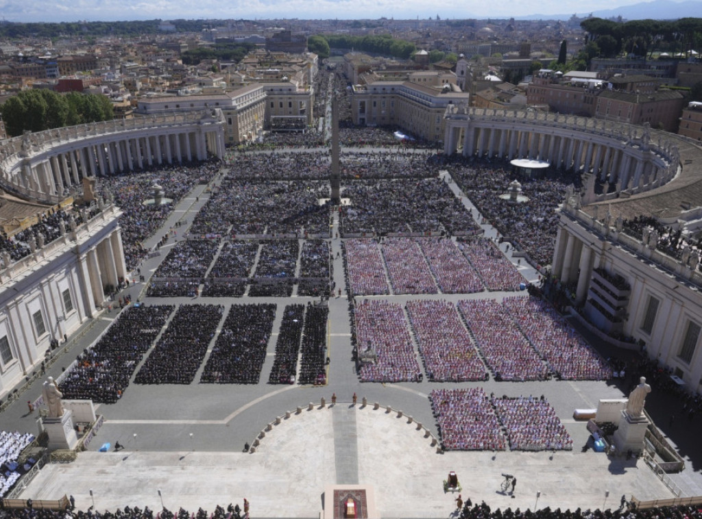 Orban o papinoj sahrani: Oproštaj koji daje nadu