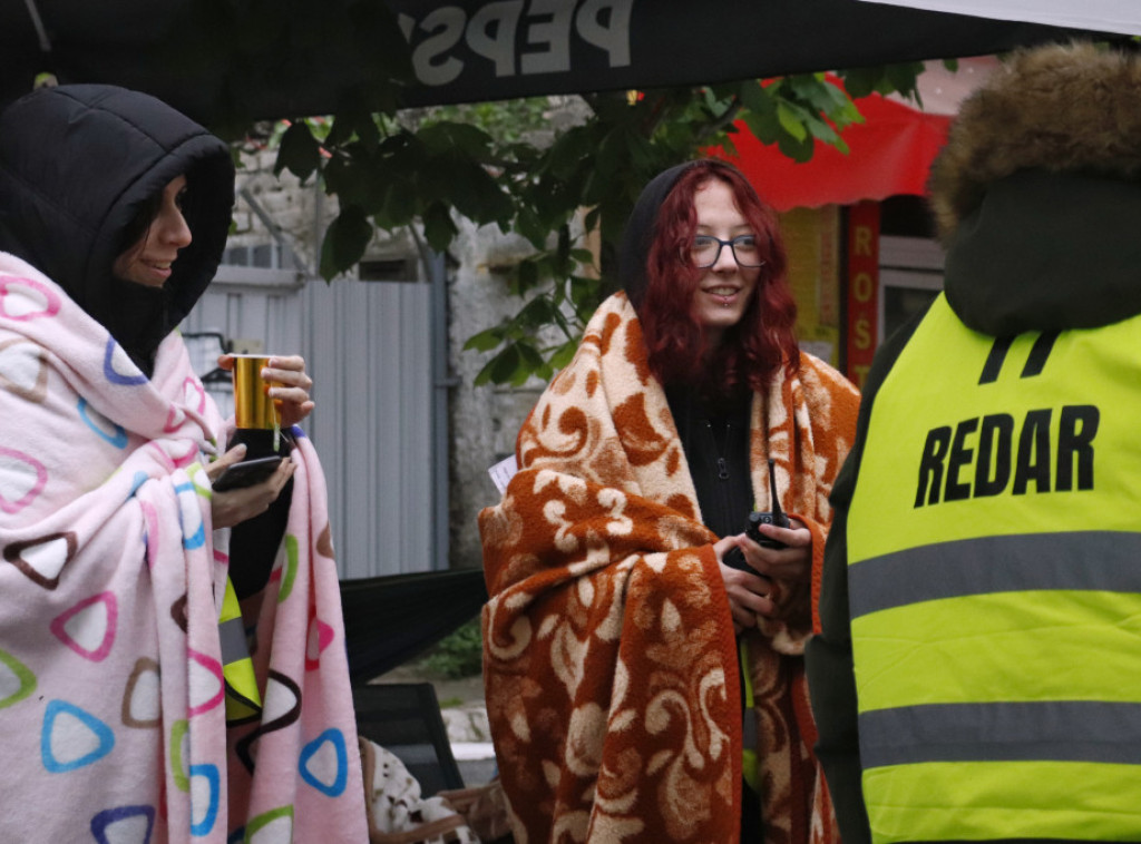 Grupa studenata u blokadi i građana i dalje blokira Radio-televiziju Srbije