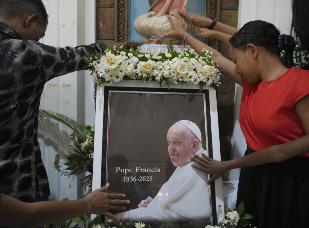 Vernici od jutros u redovima čekaju da posete grob pape Franje