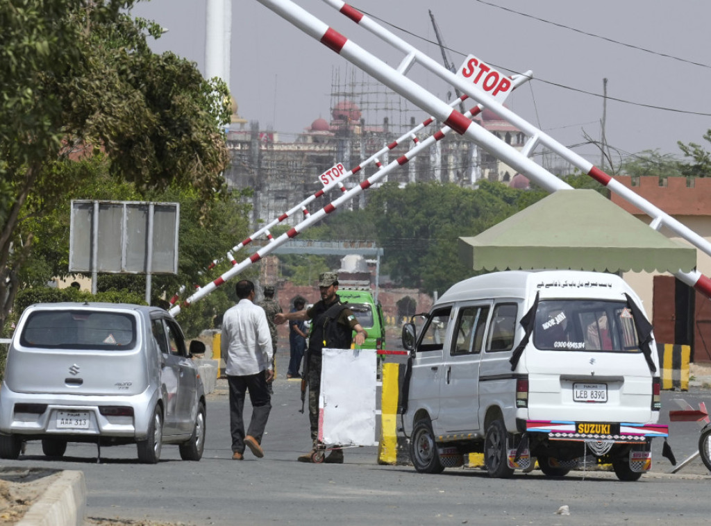 Indijske i pakistanske trupe treću noć zaredom razmenile vatru duž granice