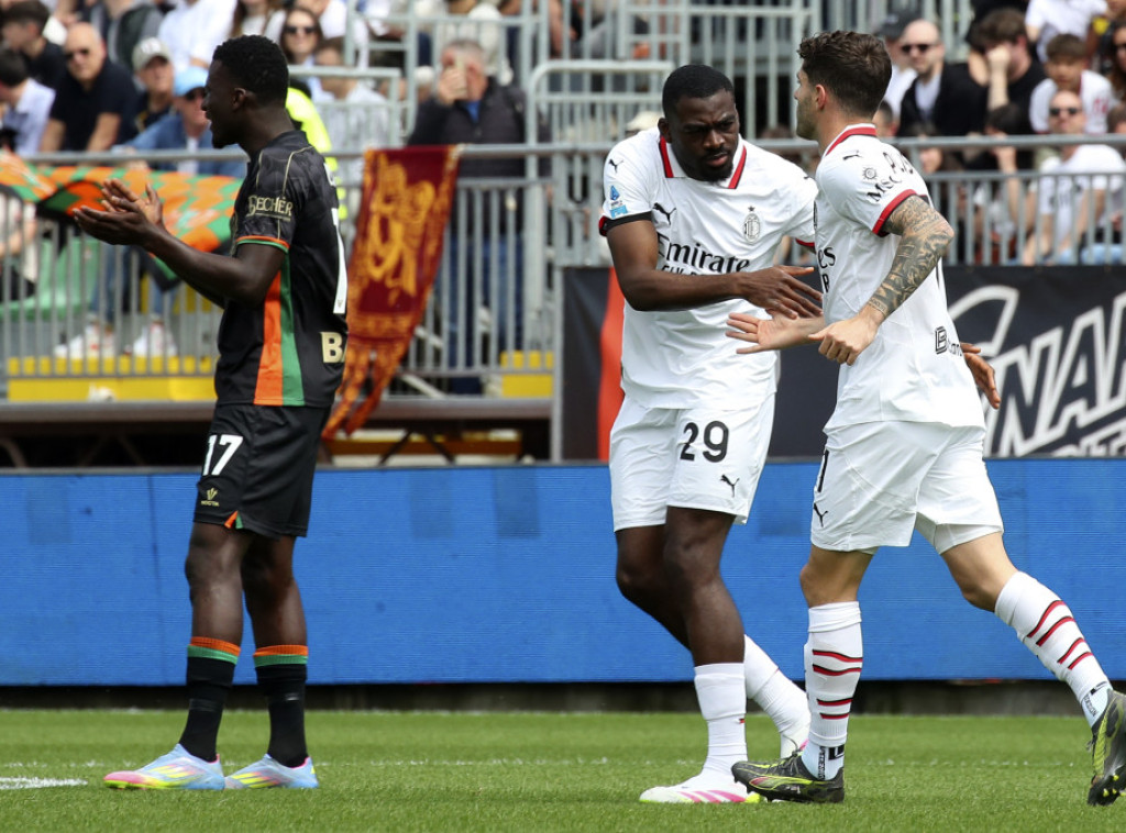 Fudbaleri Milana pobedili Veneciju, Luka Jović se povredio na zagrevanju