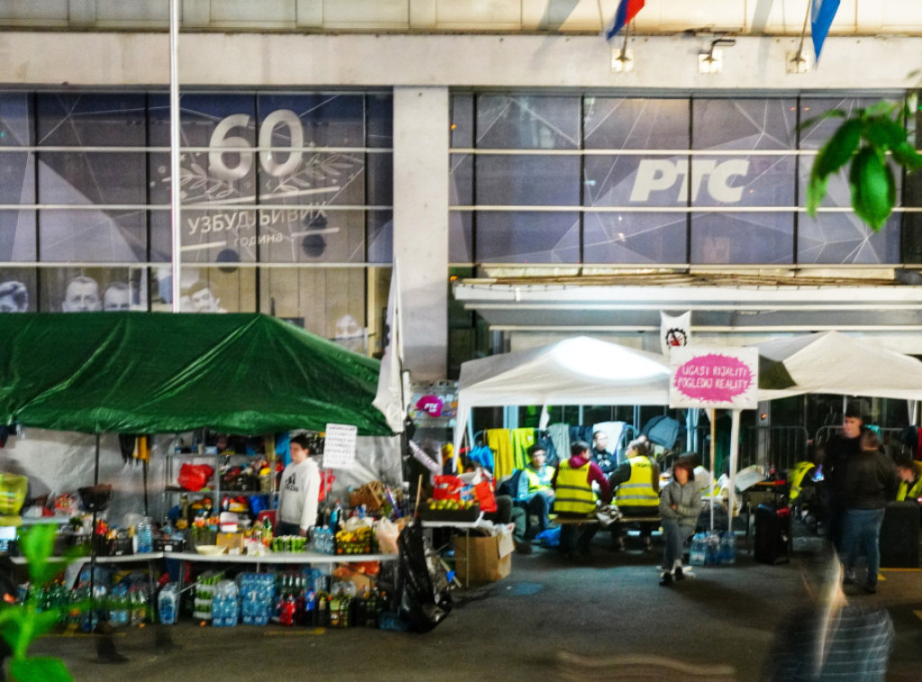 Grupa studenata u blokadi i građana i dalje blokira RTS u Takovskoj ulici i na Košutnjaku