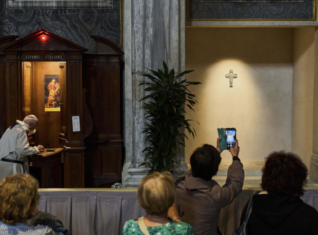 Grob pape Franje u bazilici Santa Marija Mađore posetilo već više od 70.000 vernika