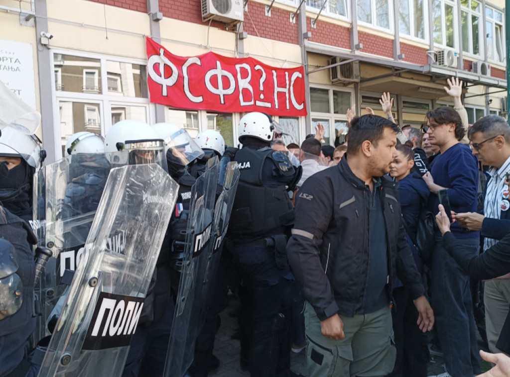 Novi Sad: Ispred DIF-a mirno, policija se povukla, grupa studenata i dalje blokira zgradu
