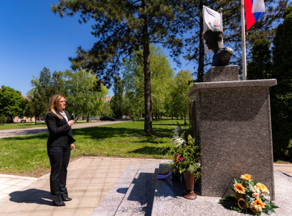 Đurđević Stamenkovski položila venac na spomen-obeležje Tiboru Cerni, palom borcu sa Košara