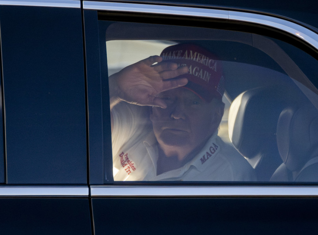 Tramp ankete koje pokazuju pad njegovog rejtinga nazvao "lažnim"